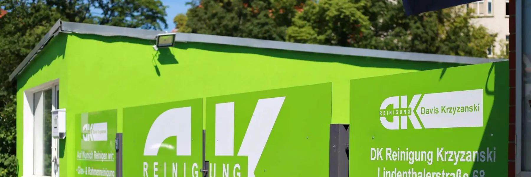 Gebäude von DK-Gebäudereinigung mit grüner Firmenbeschriftung von Davis Krzyzanski in Leipzig